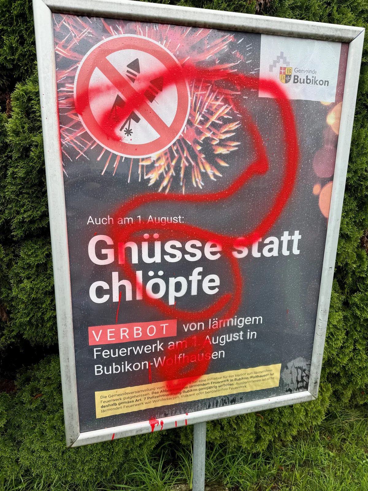 Ein Fragezeichen auf einer Plakattafel.